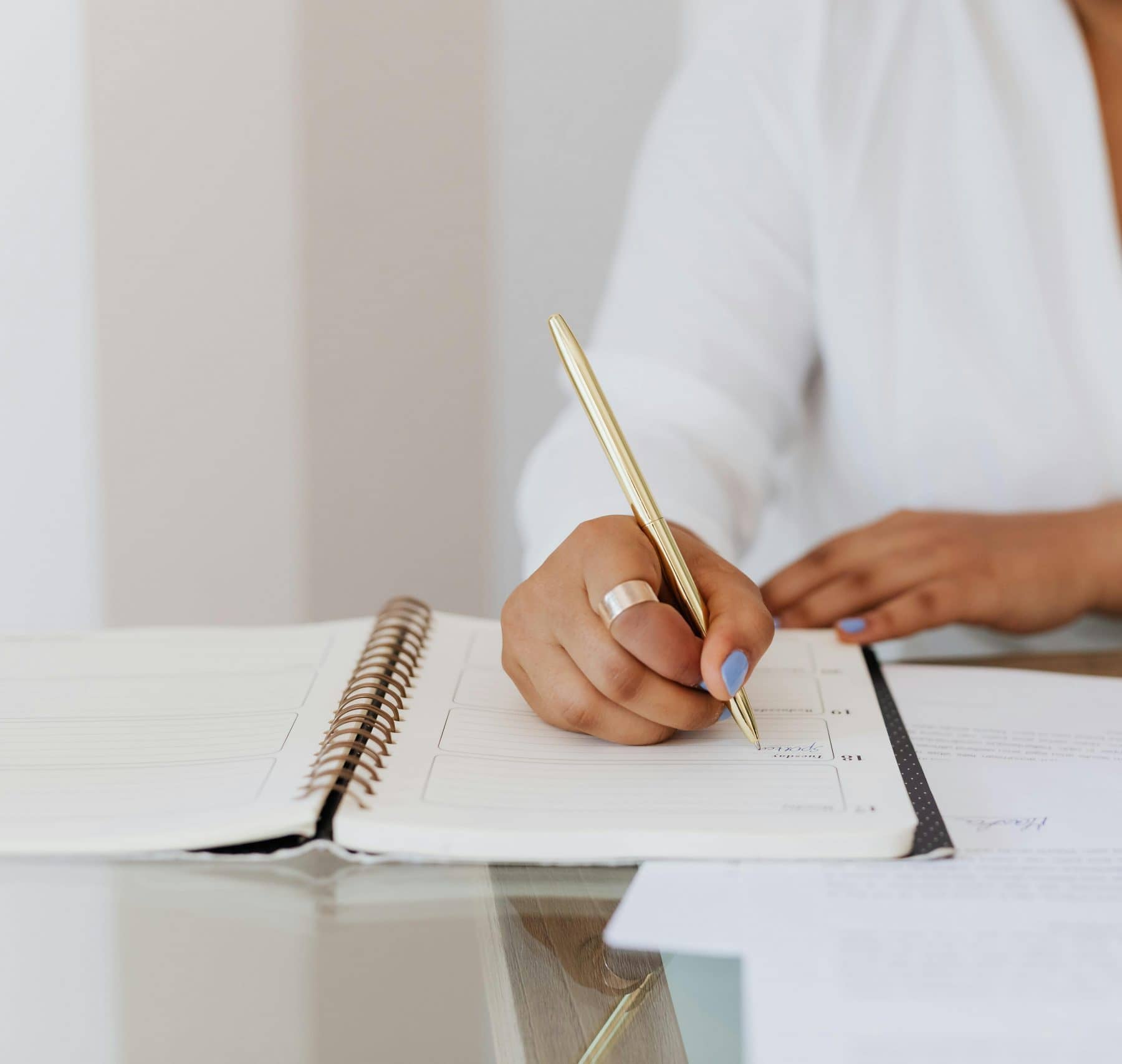 Notizen mit einem Kugelschreiber machen für den Arzttermin