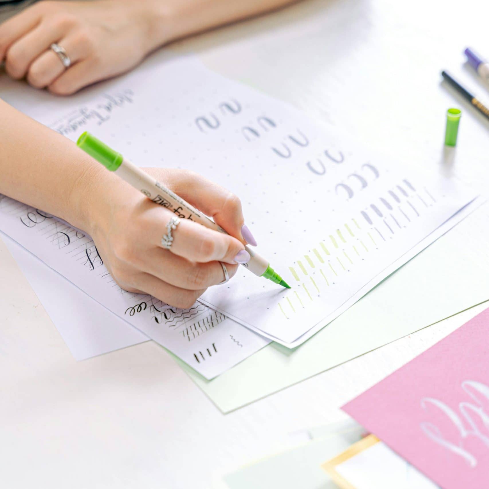 Frau bearbeitet bei der Ergotherapie ein Arbeitsblatt