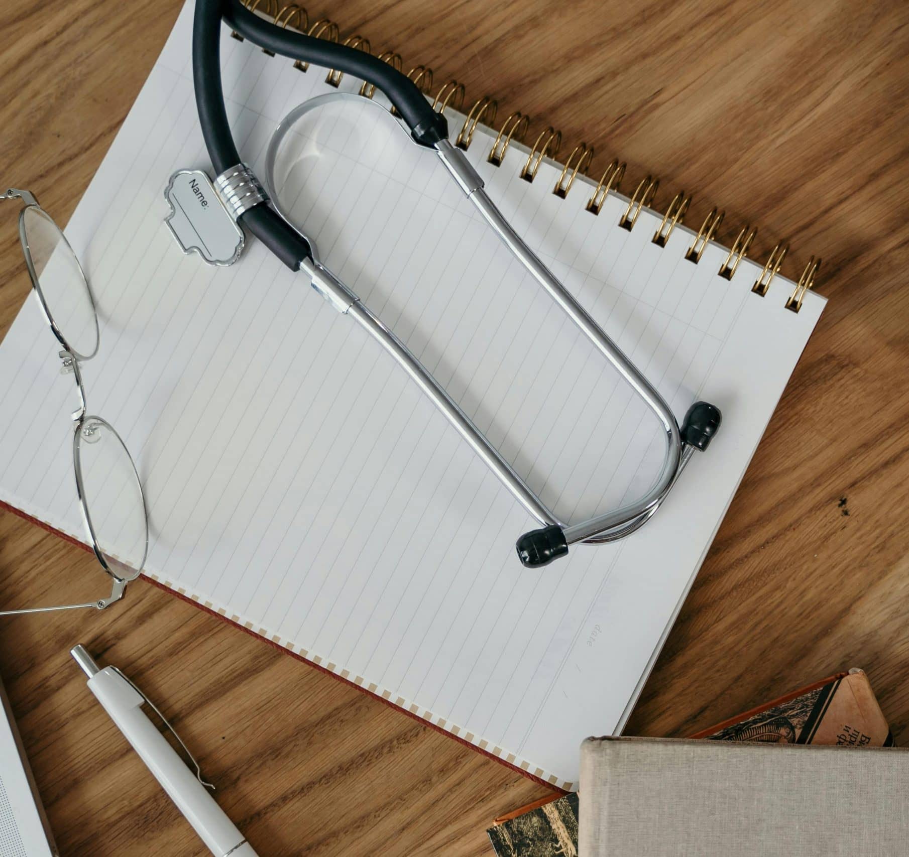 Arztutensilien auf einem Schreibtisch